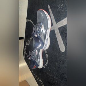 Men’s size 9.5 brooks adrenaline gts 22